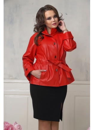 Женская куртка красного цвета