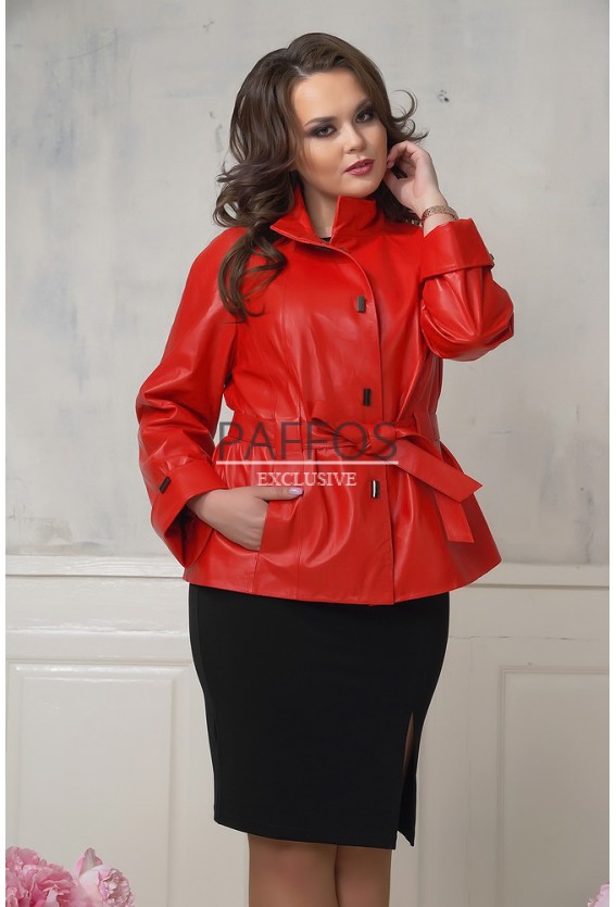 Женская куртка красного цвета