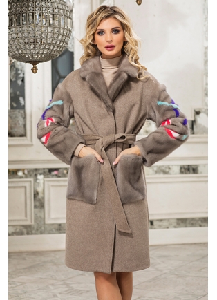 Женское пальто с меховыми рукавами