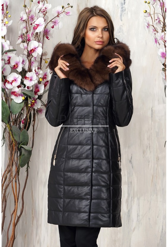Прямое женское пальто с коричневым мехом