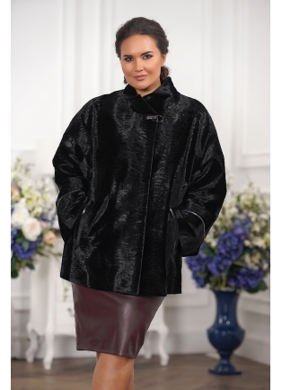 Женское пальто с отделкой из лаковой экокожи