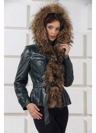 Стильная кожаная куртка жилетка с мехом енота