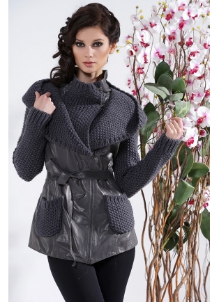 Женская кожаная куртка с вязаными рукавами