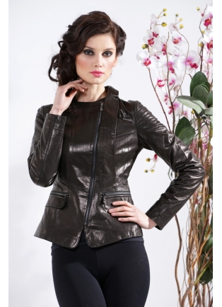 Укороченная женская куртка из черной кожи