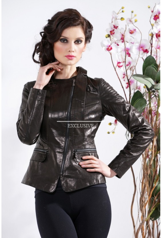 Укороченная женская куртка из черной кожи