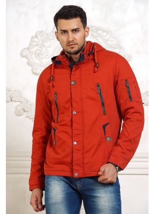 Красная мужская куртка ветровка
