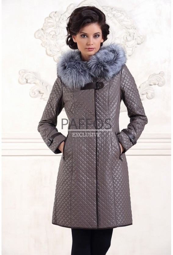 Стеганное кожаное пальто с мехом чернобурки