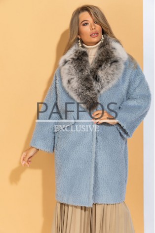 Женское голубое пальто с мехом