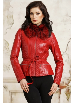 Красная женская куртка из кожи