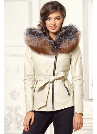 Женская куртка с мехом на капюшоне